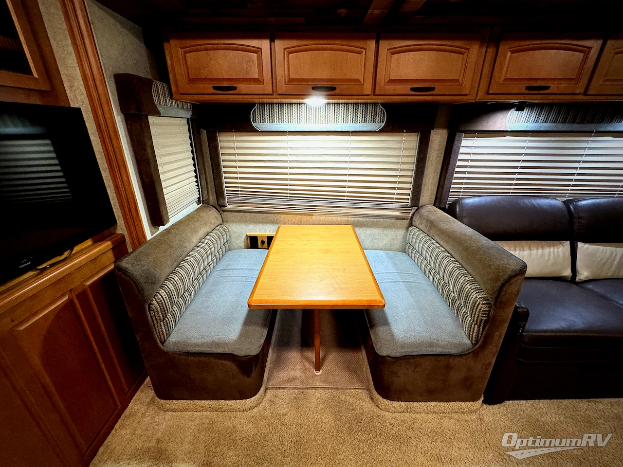 2008 Winnebago Adventurer 37B Photo 12