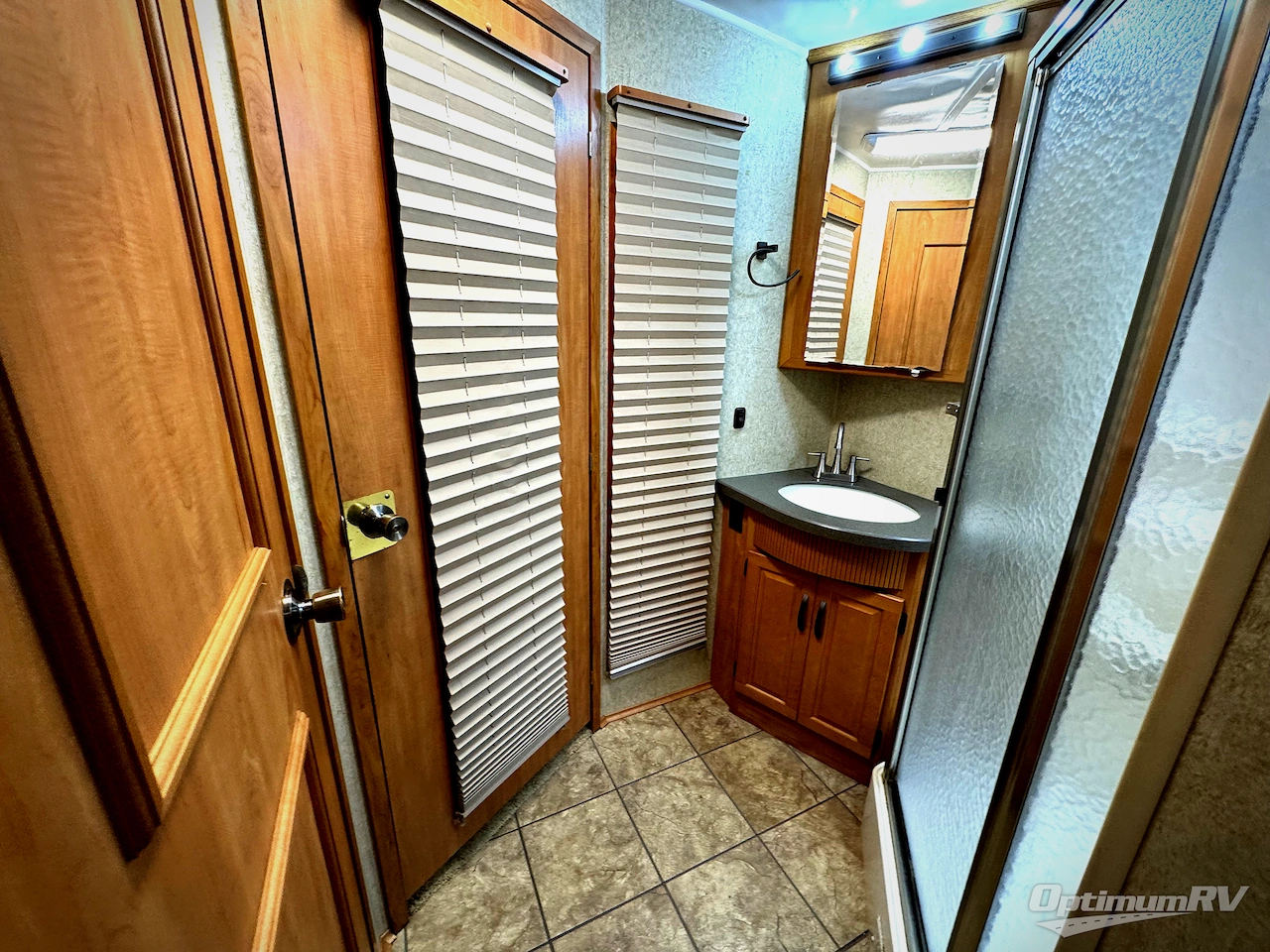 2008 Winnebago Adventurer 37B Photo 13