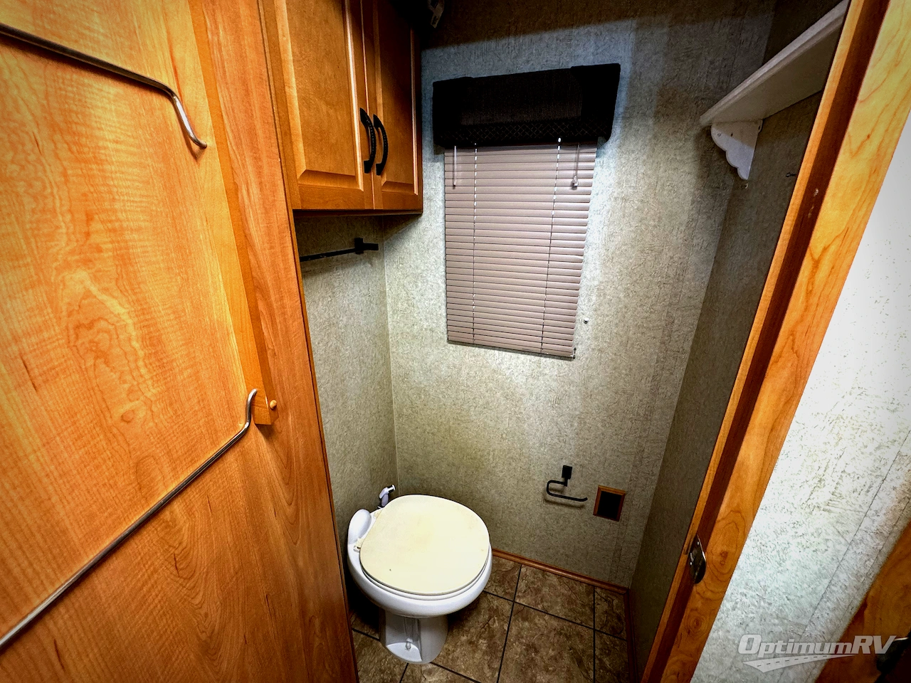 2008 Winnebago Adventurer 37B Photo 14