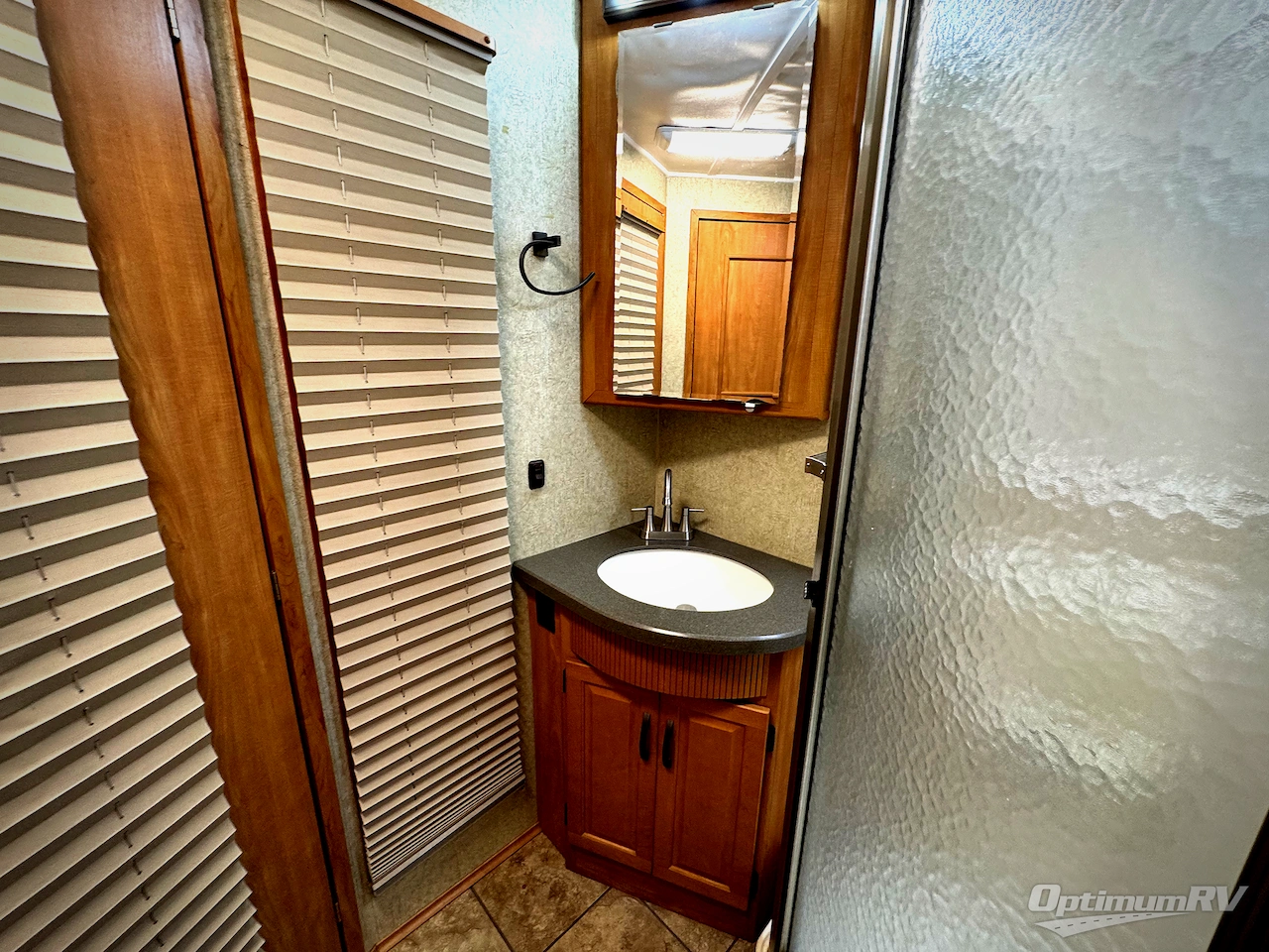 2008 Winnebago Adventurer 37B Photo 15