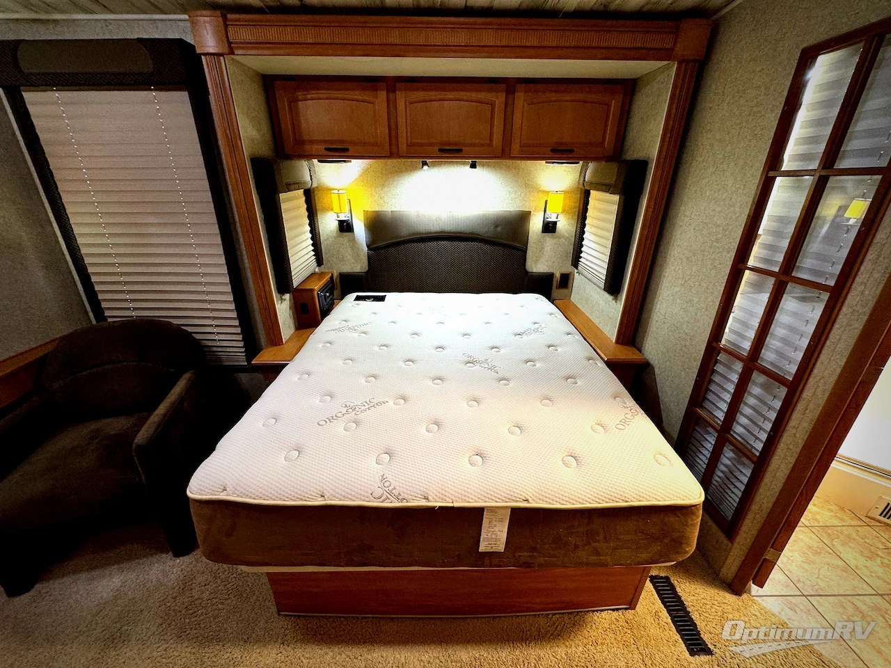 2008 Winnebago Adventurer 37B Photo 18