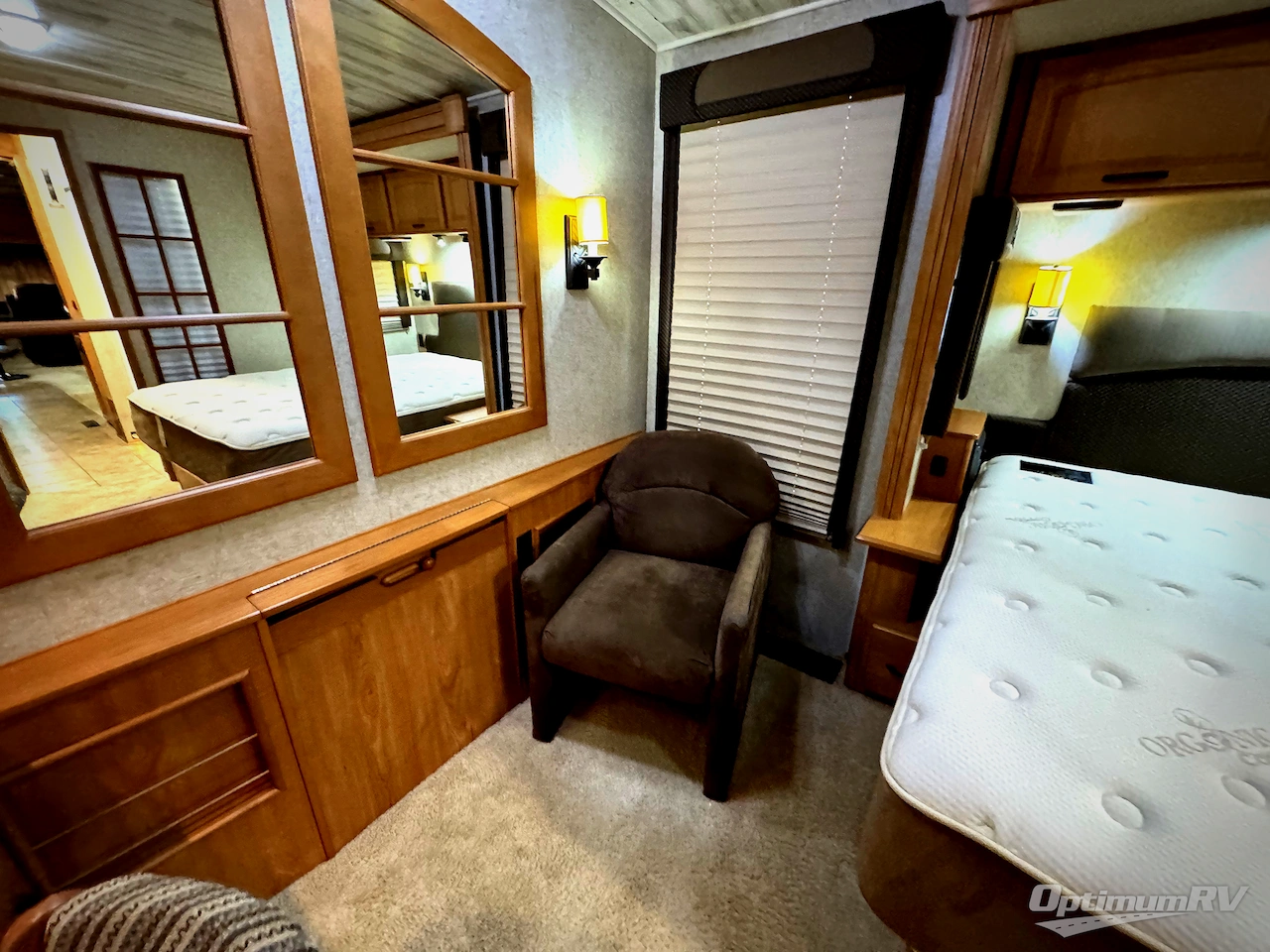 2008 Winnebago Adventurer 37B Photo 21