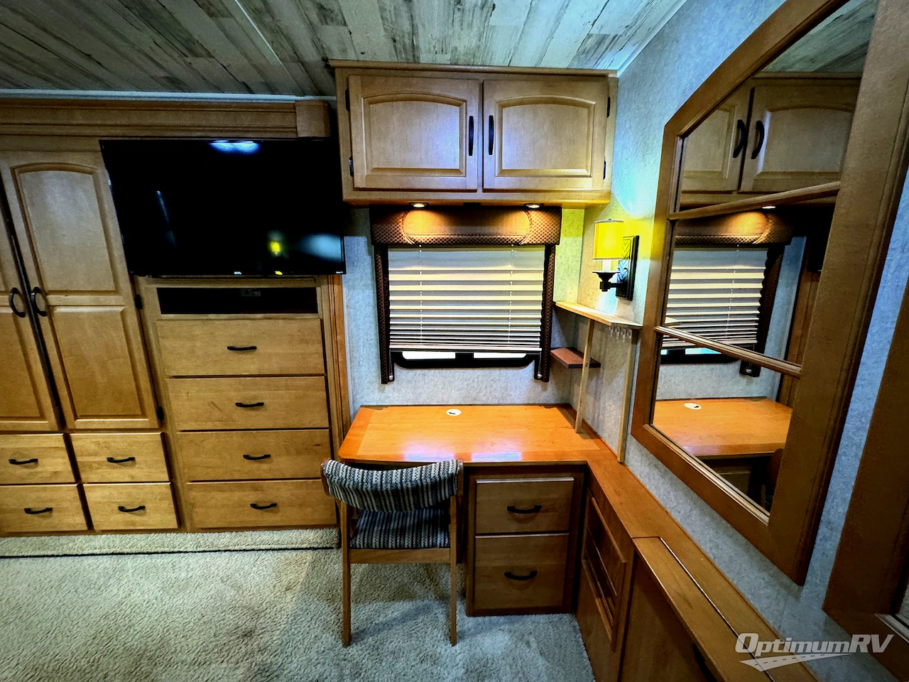 2008 Winnebago Adventurer 37B Photo 20