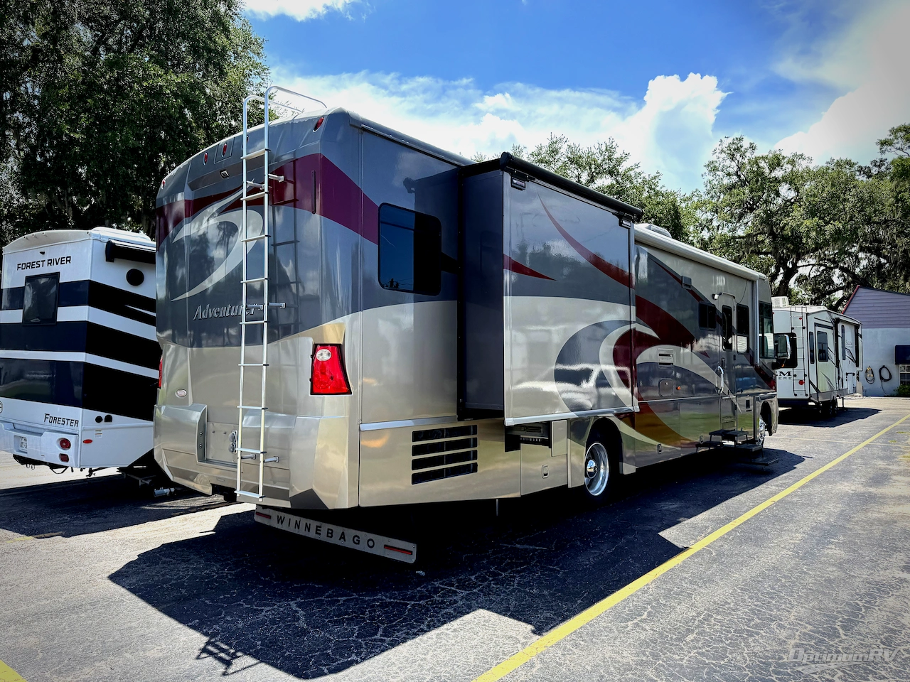 2008 Winnebago Adventurer 37B Photo 2