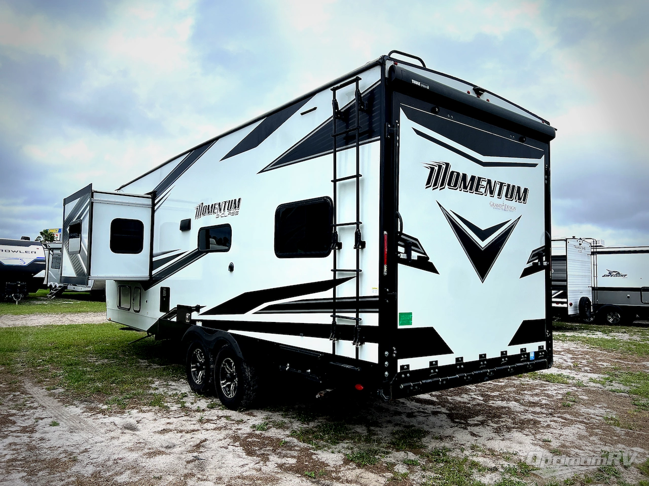 2022 Grand Design Momentum G-Class 23G Photo 2