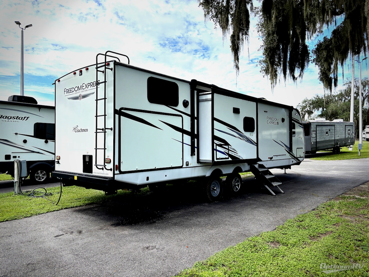 2023 Coachmen Freedom Express Liberty Edition 320BHDSLE Photo 2