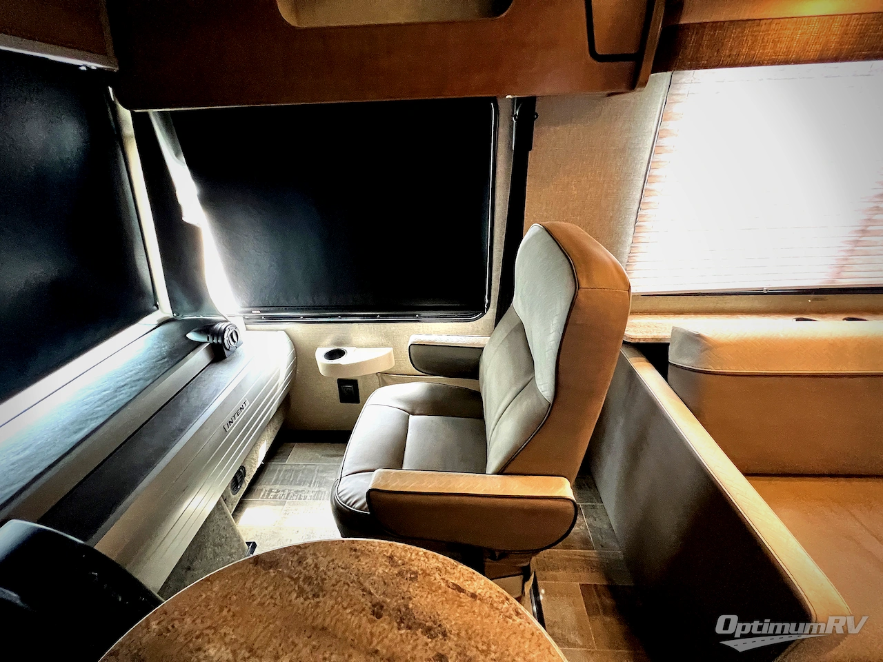 2019 Winnebago Intent 31P Photo 9