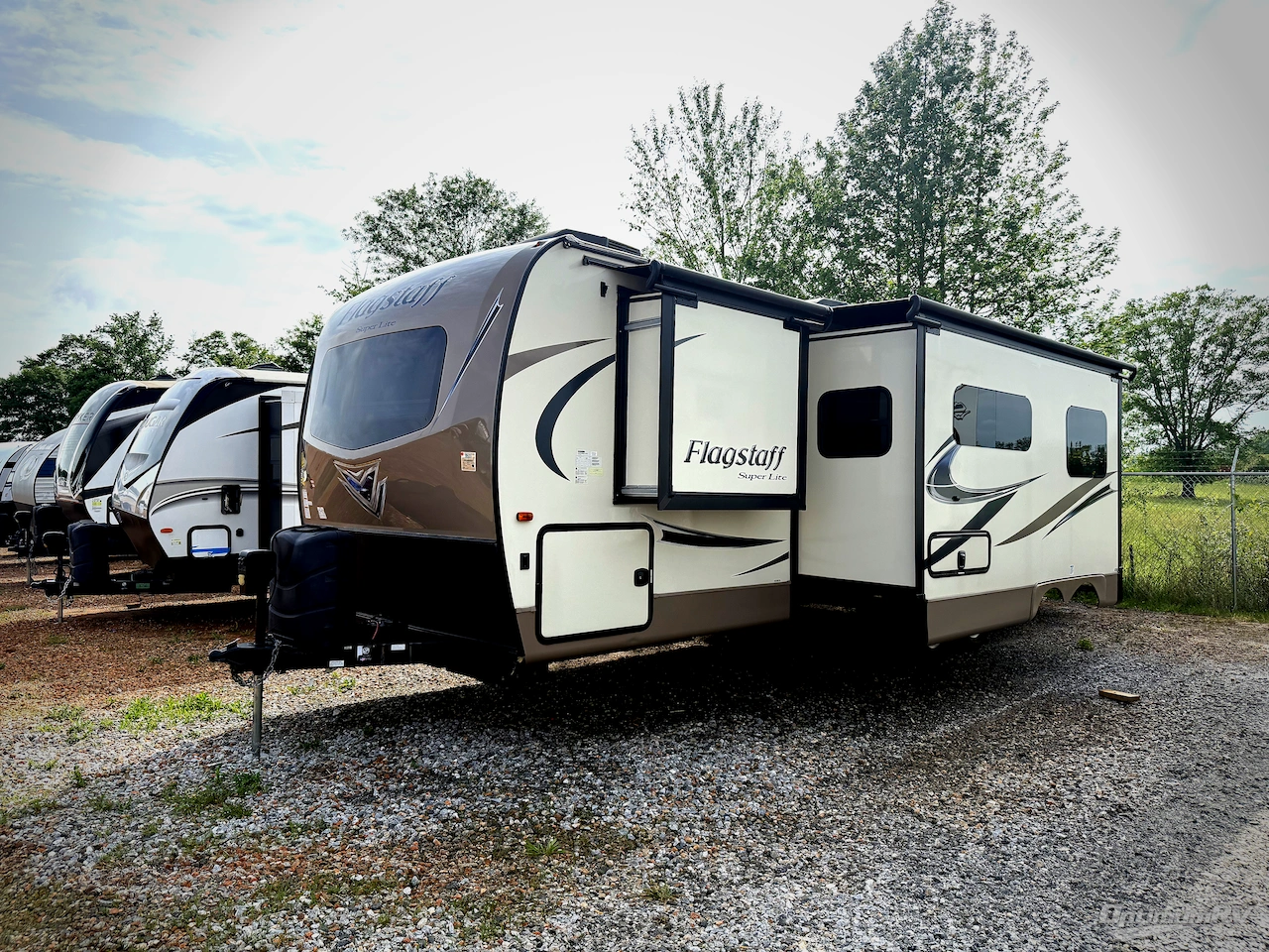 2017 Forest River Flagstaff Super Lite 27BHWS Photo 2