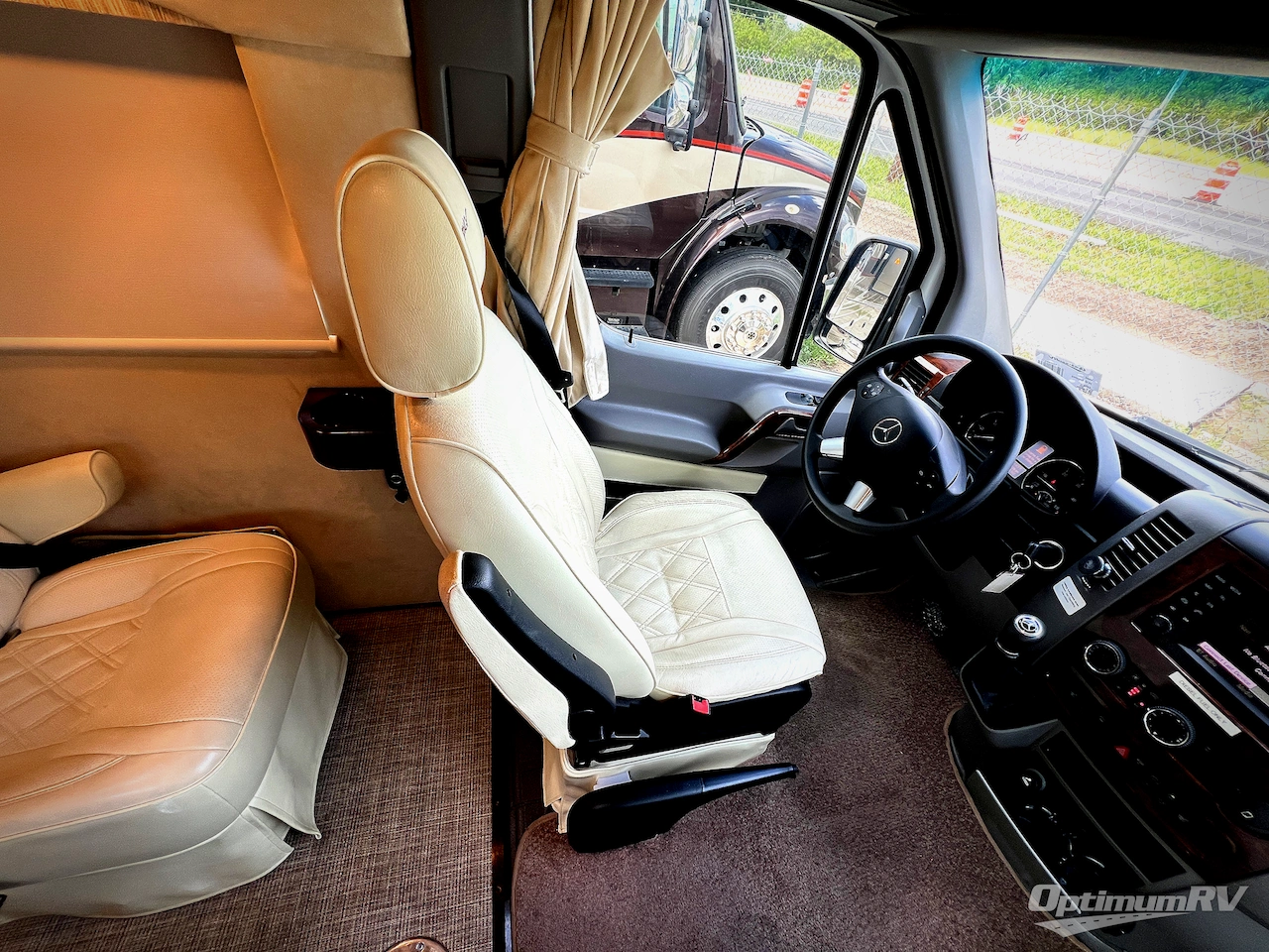 2018 Regency Xalta 4 Captain Photo 7