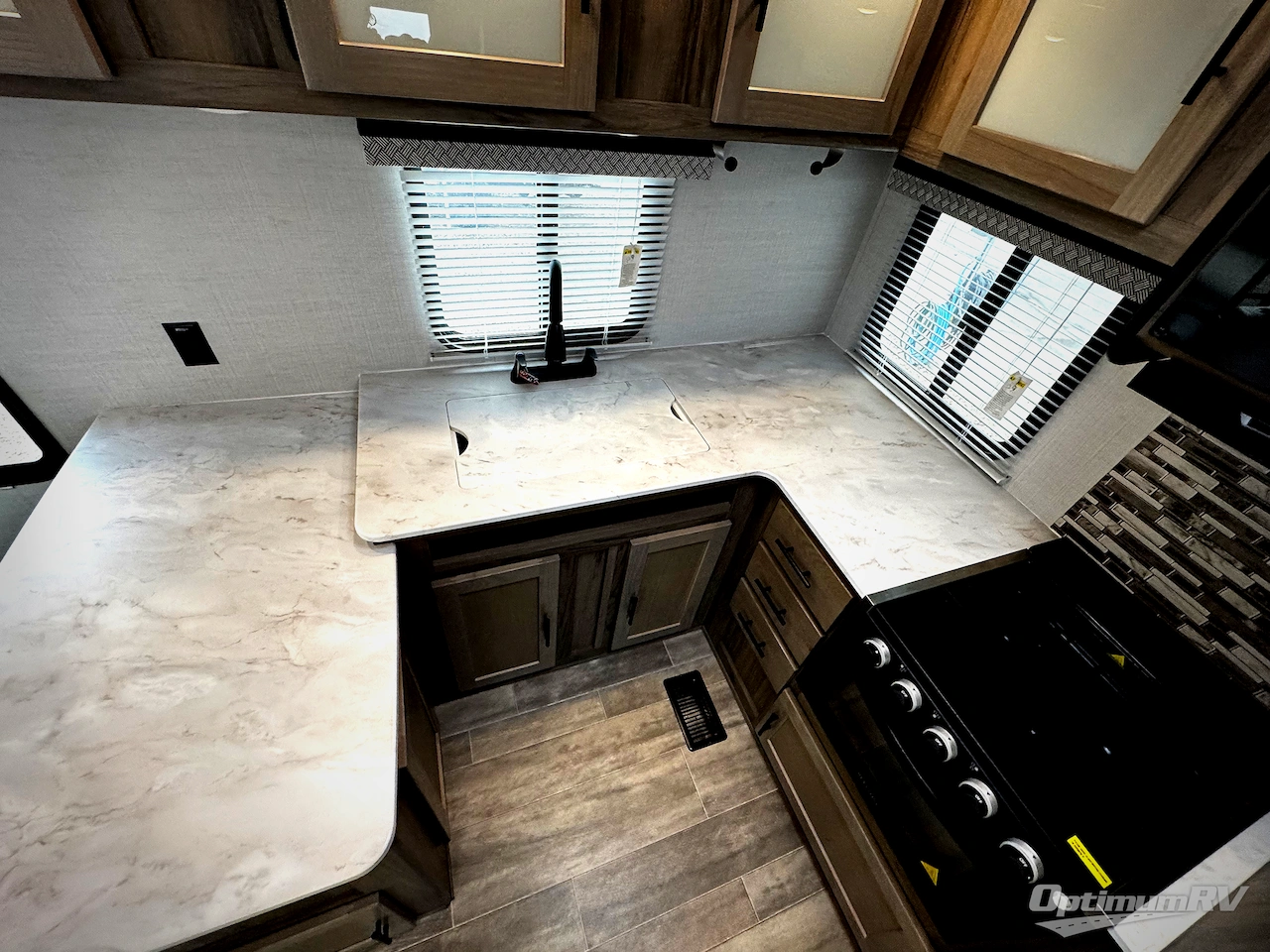 2023 Gulf Stream Kingsport 295SBW Photo 7