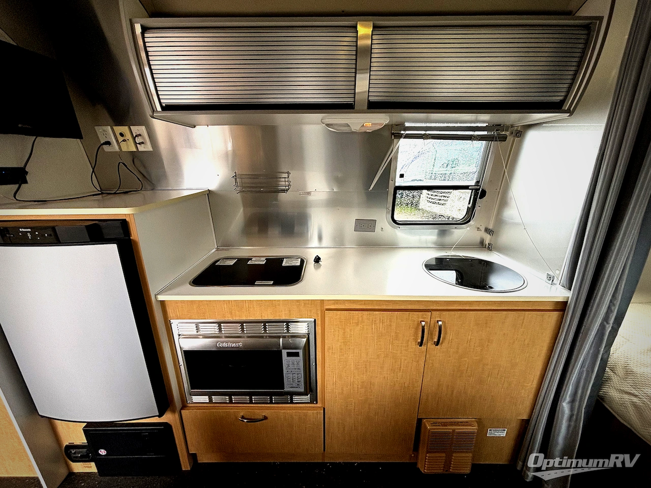 2012 Airstream Bambi 22 Photo 7