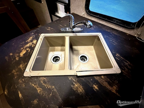2019 Dutchmen Coleman Light 2405BH RV Photo 2
