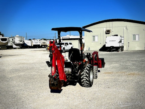 2017 Mahindra Tractor Max Shuttle 26xl RV Photo 3