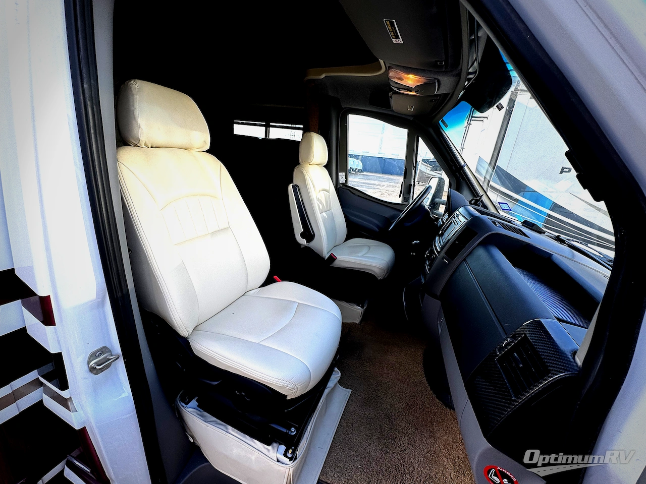 2014 Itasca Navion IQ 24V Photo 3