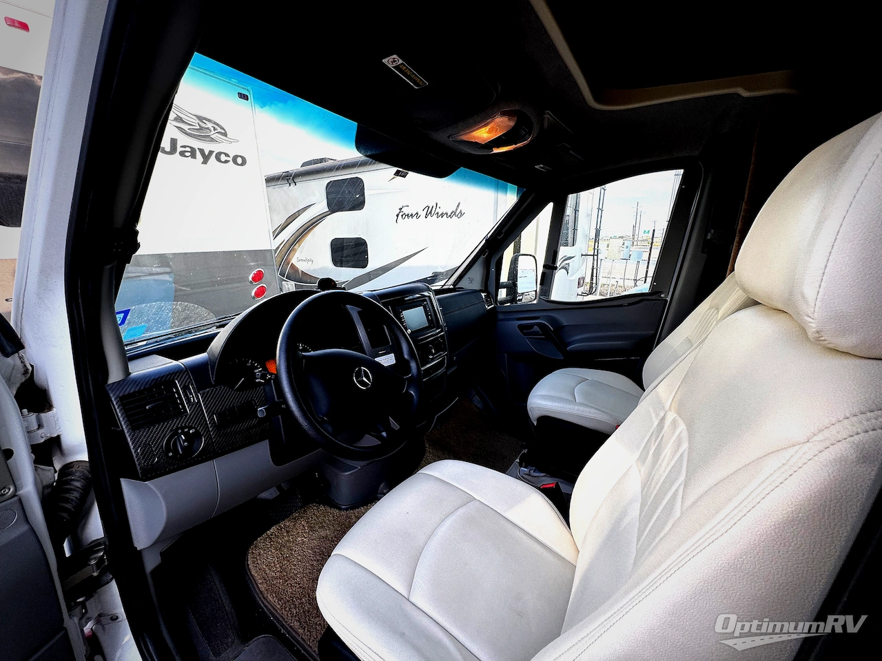 2014 Itasca Navion IQ 24V Photo 4