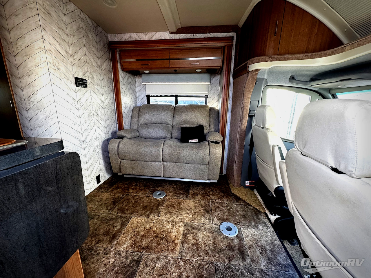 2014 Itasca Navion IQ 24V Photo 6