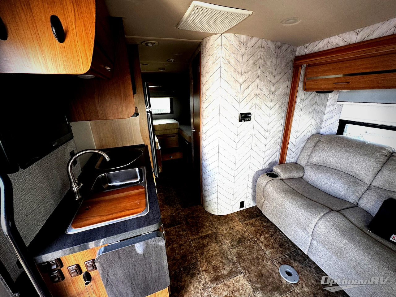 2014 Itasca Navion IQ 24V Photo 7