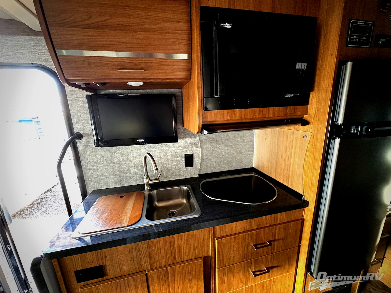 2014 Itasca Navion IQ 24V Photo 8