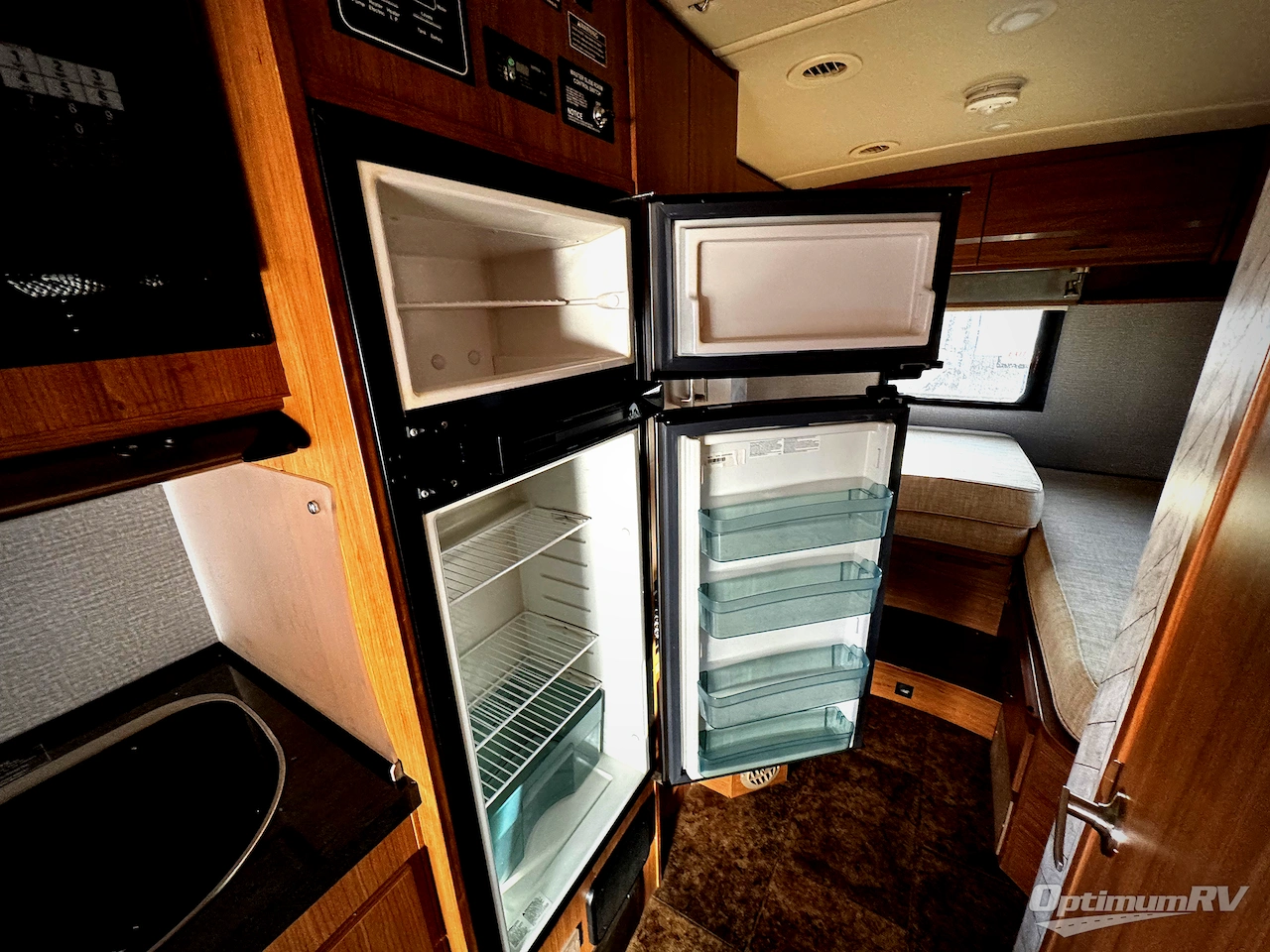 2014 Itasca Navion IQ 24V Photo 9