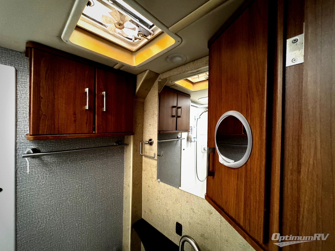 2014 Itasca Navion IQ 24V Photo 12