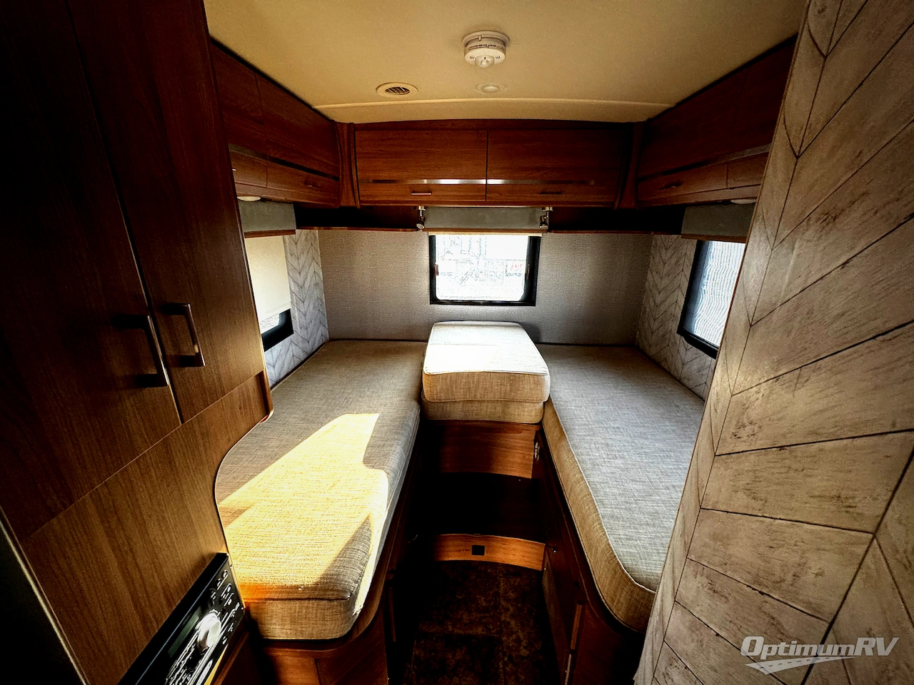 2014 Itasca Navion IQ 24V Photo 13