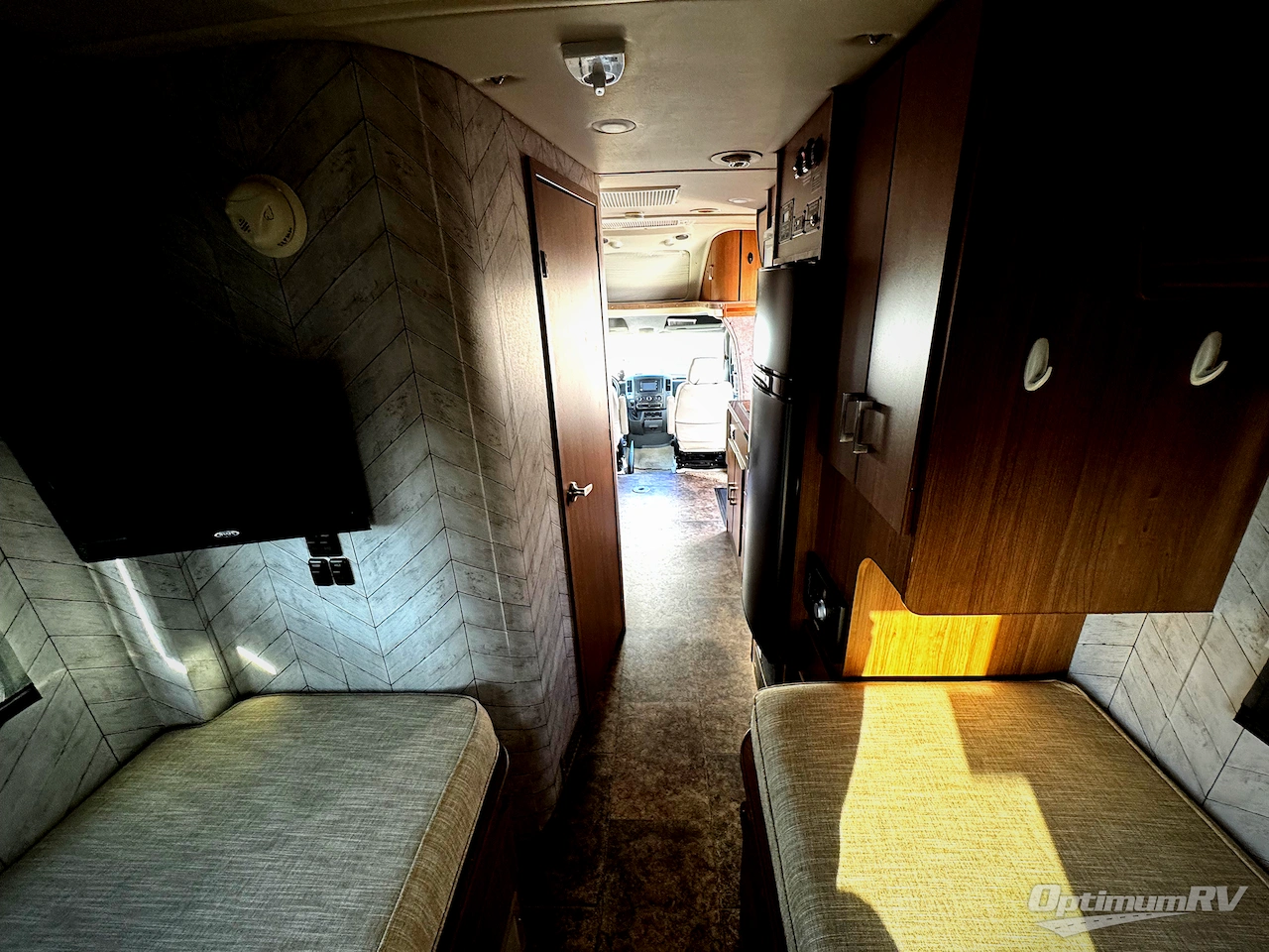 2014 Itasca Navion IQ 24V Photo 14