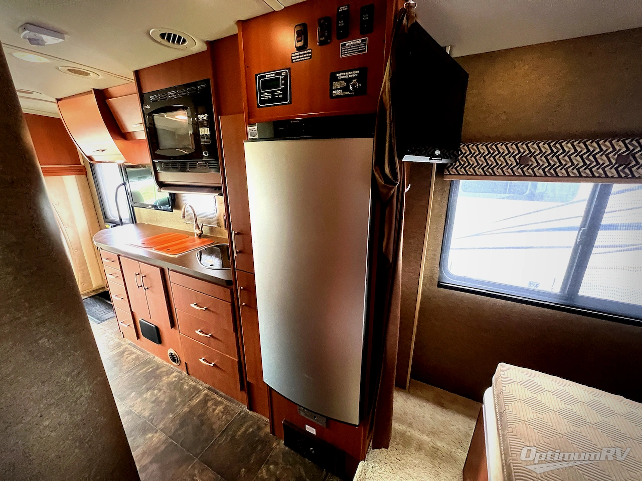 2013 Itasca Navion IQ 24G Photo 14