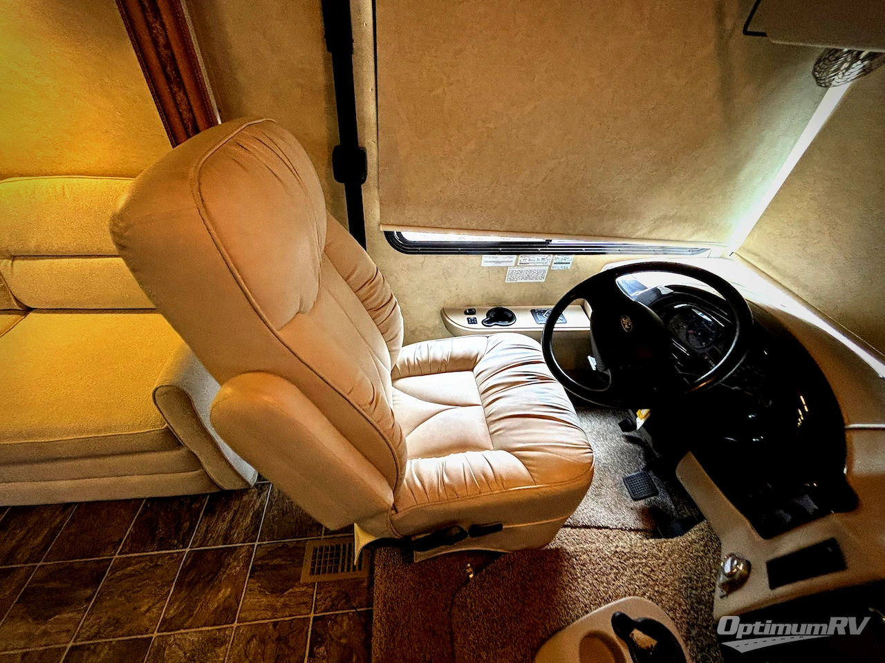 2012 Thor Hurricane 32D Photo 7