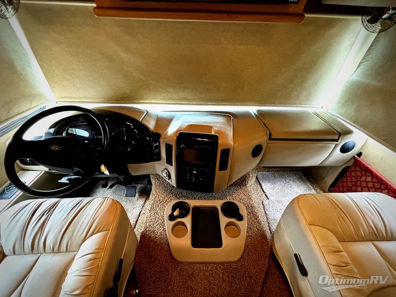 2012 Thor Hurricane 32D Photo 8