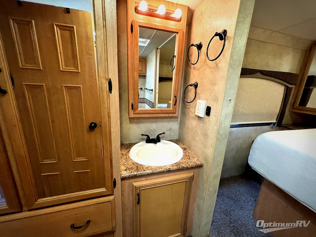 2012 Thor Hurricane 32D Photo 16