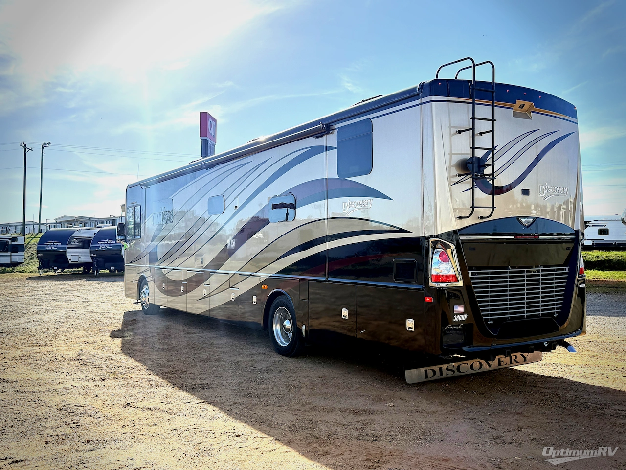 2015 Fleetwood Discovery 40E Photo 3