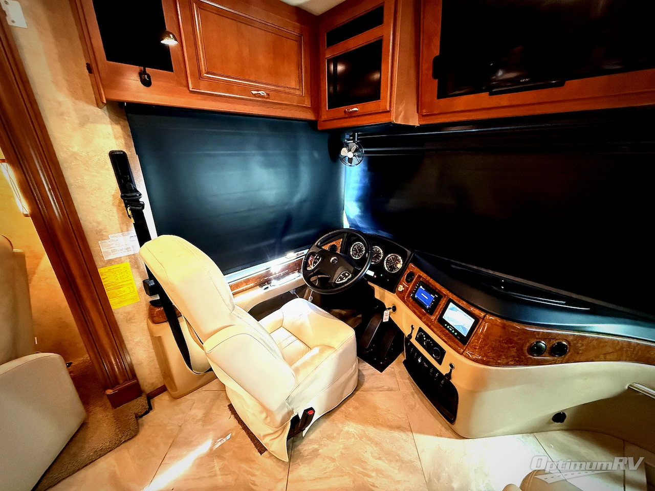 2015 Fleetwood Discovery 40E Photo 9