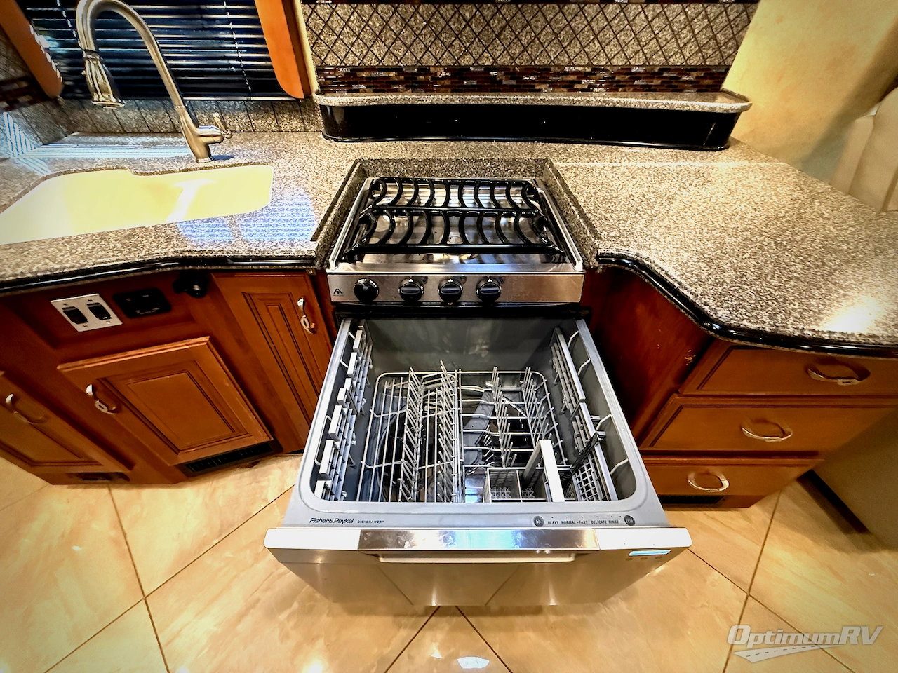 2015 Fleetwood Discovery 40E Photo 20