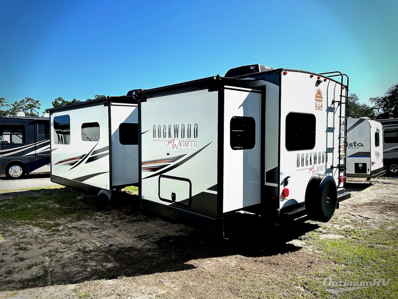 2021 Forest River Rockwood Ultra Lite 2608BS Photo 3