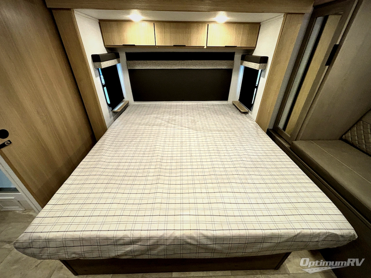 2025 Dutchmen Kodiak Ultimate 3221RLSL Photo 9