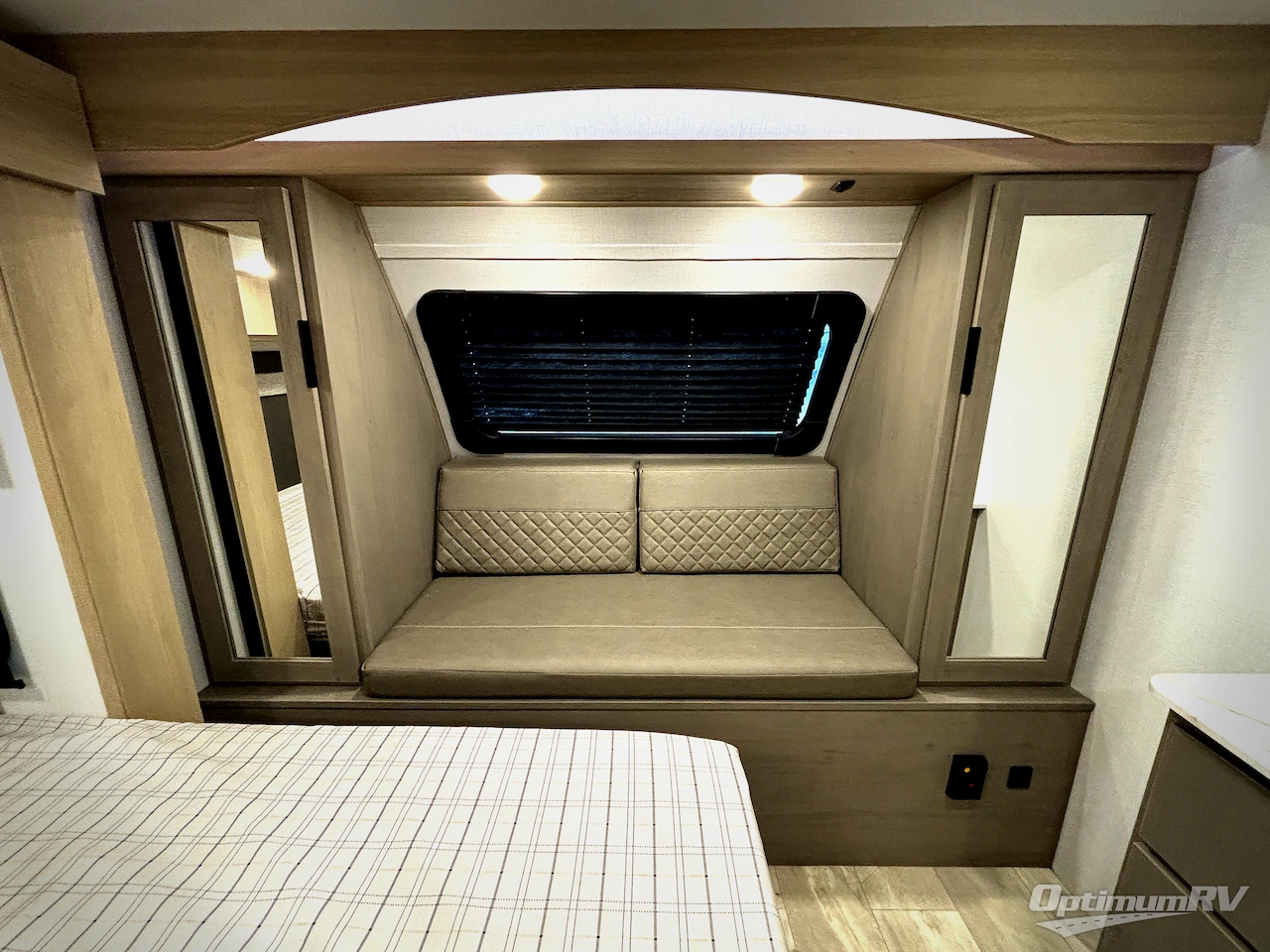 2025 Dutchmen Kodiak Ultimate 3221RLSL Photo 10