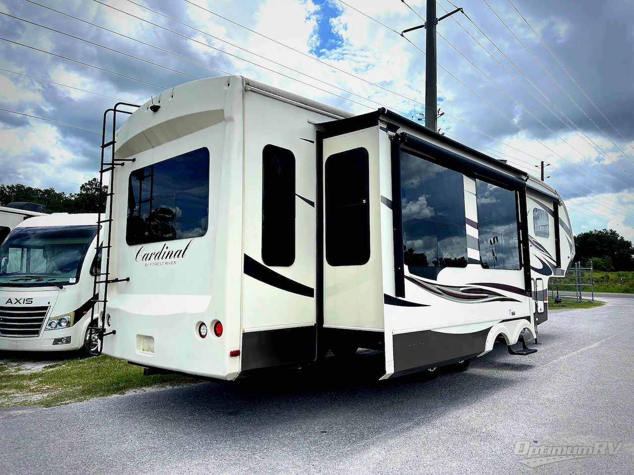2016 Forest River Cardinal 3250RL Photo 3