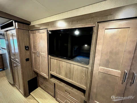 2022 Winnebago Adventurer 36Z RV Photo 4
