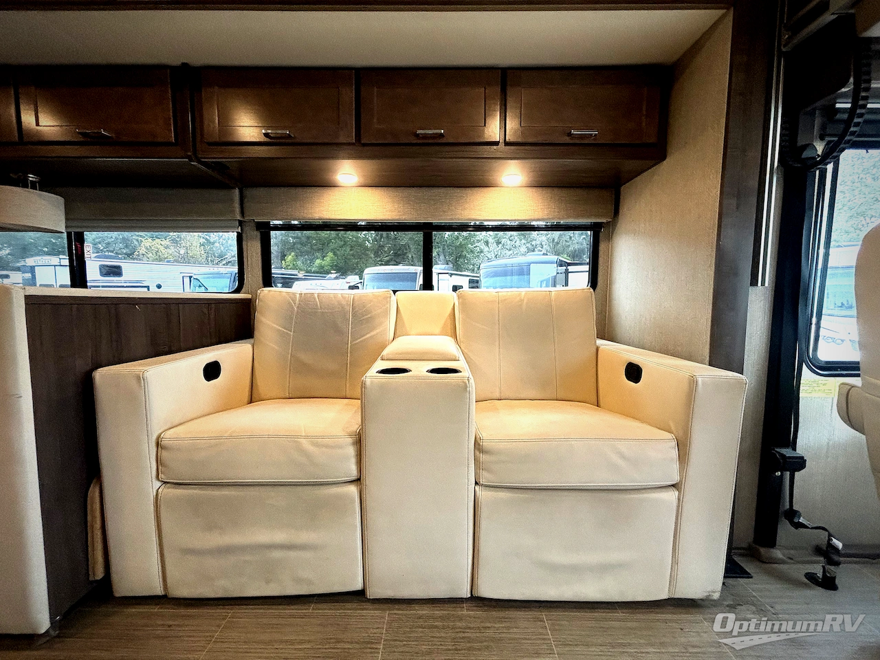 2022 Winnebago Adventurer 36Z Photo 10