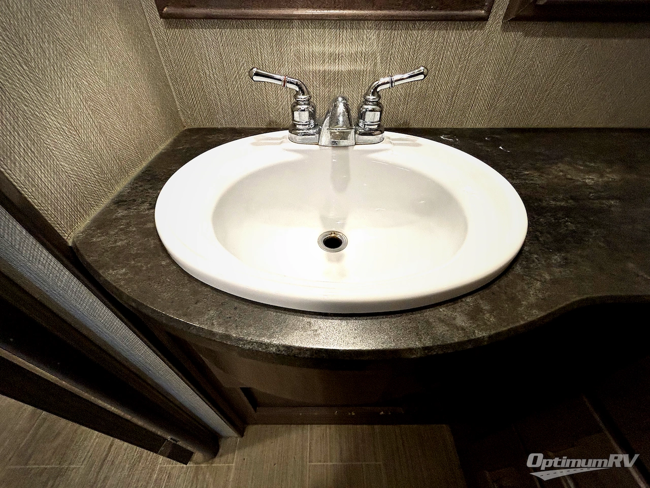 2022 Winnebago Adventurer 36Z Photo 14