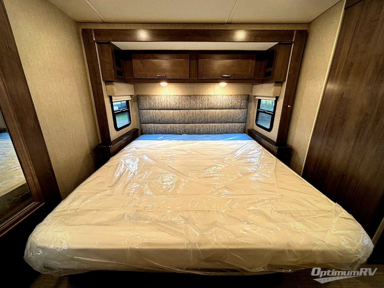 2022 Winnebago Adventurer 36Z Photo 15