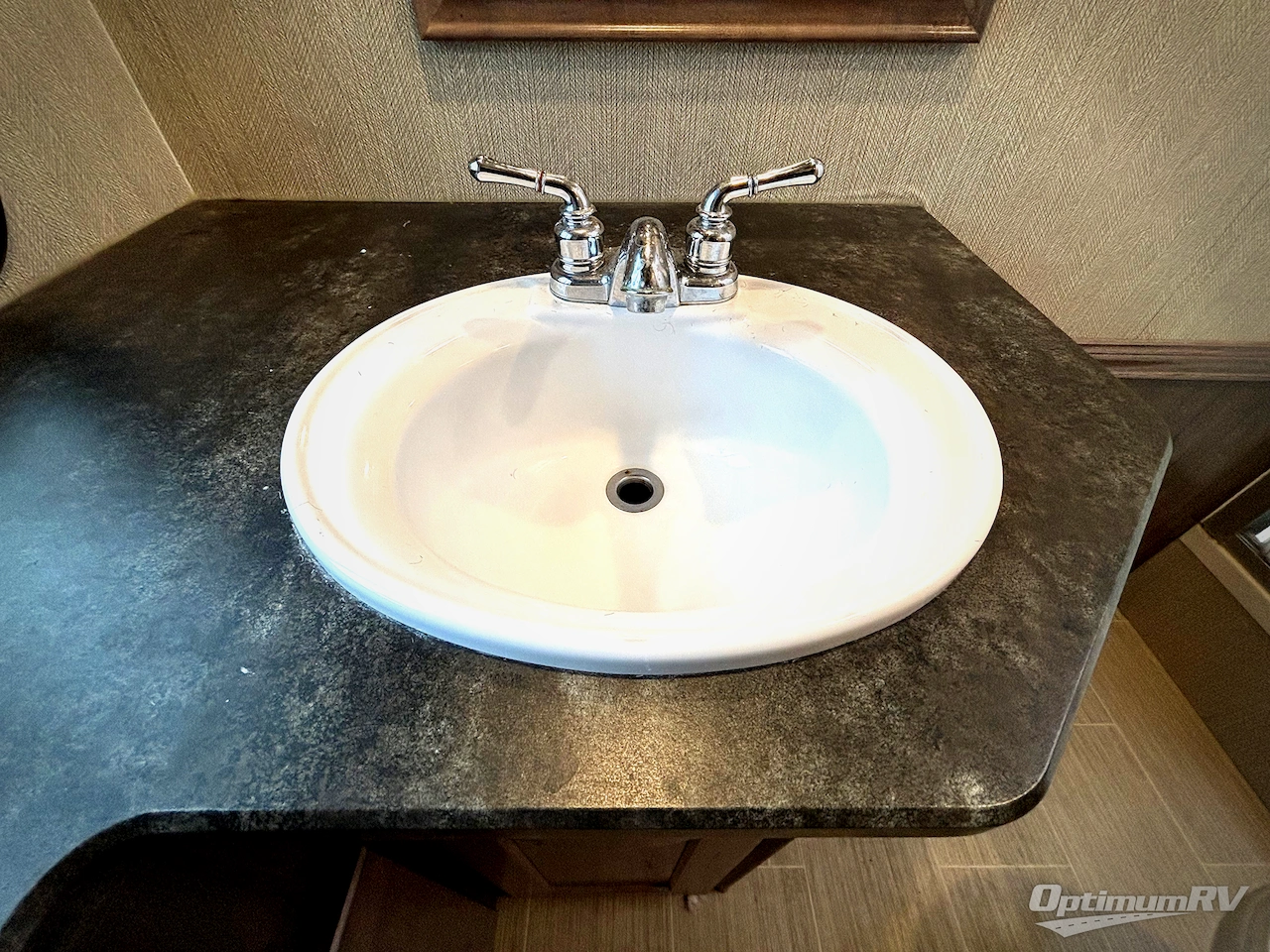 2022 Winnebago Adventurer 36Z Photo 17