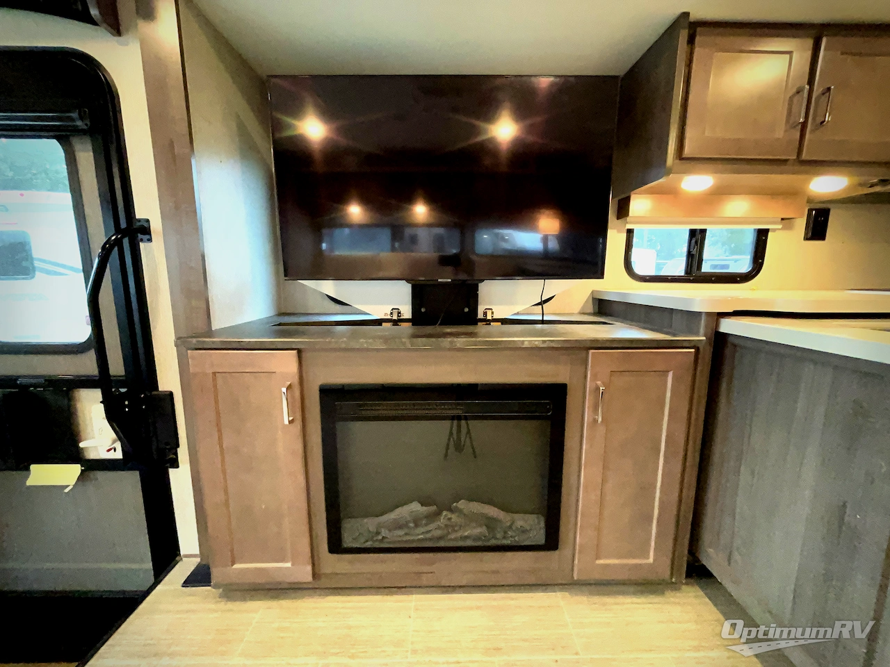 2022 Winnebago Adventurer 36Z Photo 23