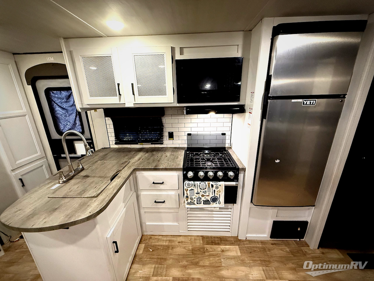 2022 Keystone Hideout 32LBH Photo 9