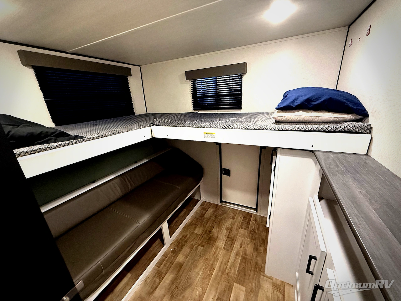 2022 Keystone Hideout 32LBH Photo 11