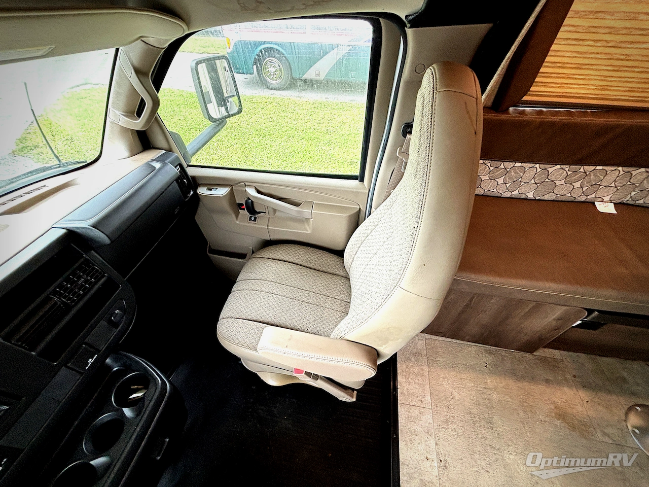 2018 Coachmen Freelander 26RS Chevy 4500 Photo 9