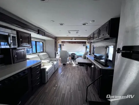 2017 Thor Miramar 34.4 RV Photo 2