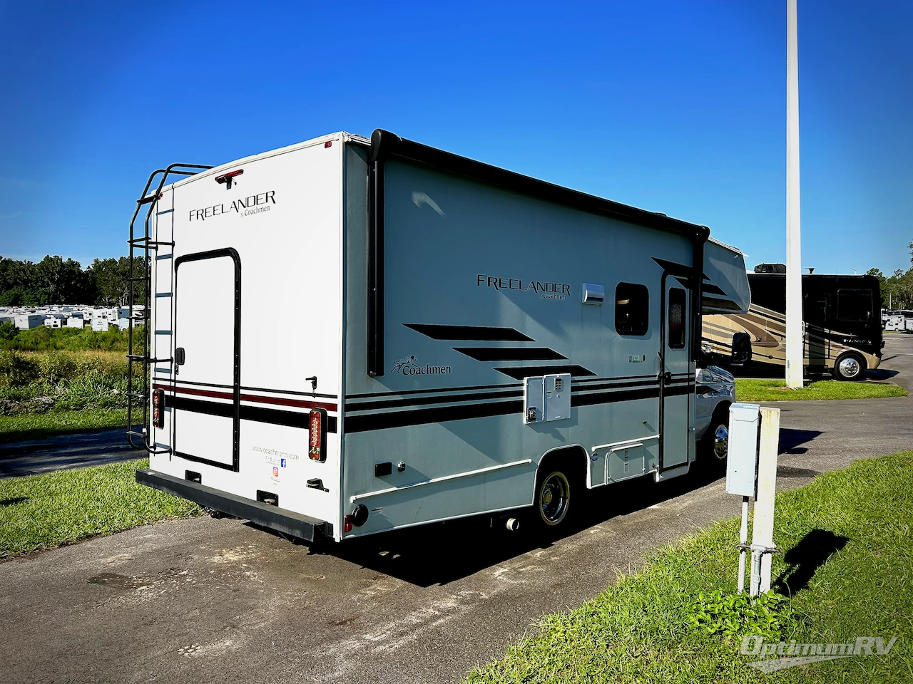 2022 Coachmen Freelander 22XG Ford 350 Photo 2