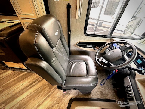 2022 Fleetwood Bounder 33C RV Photo 2