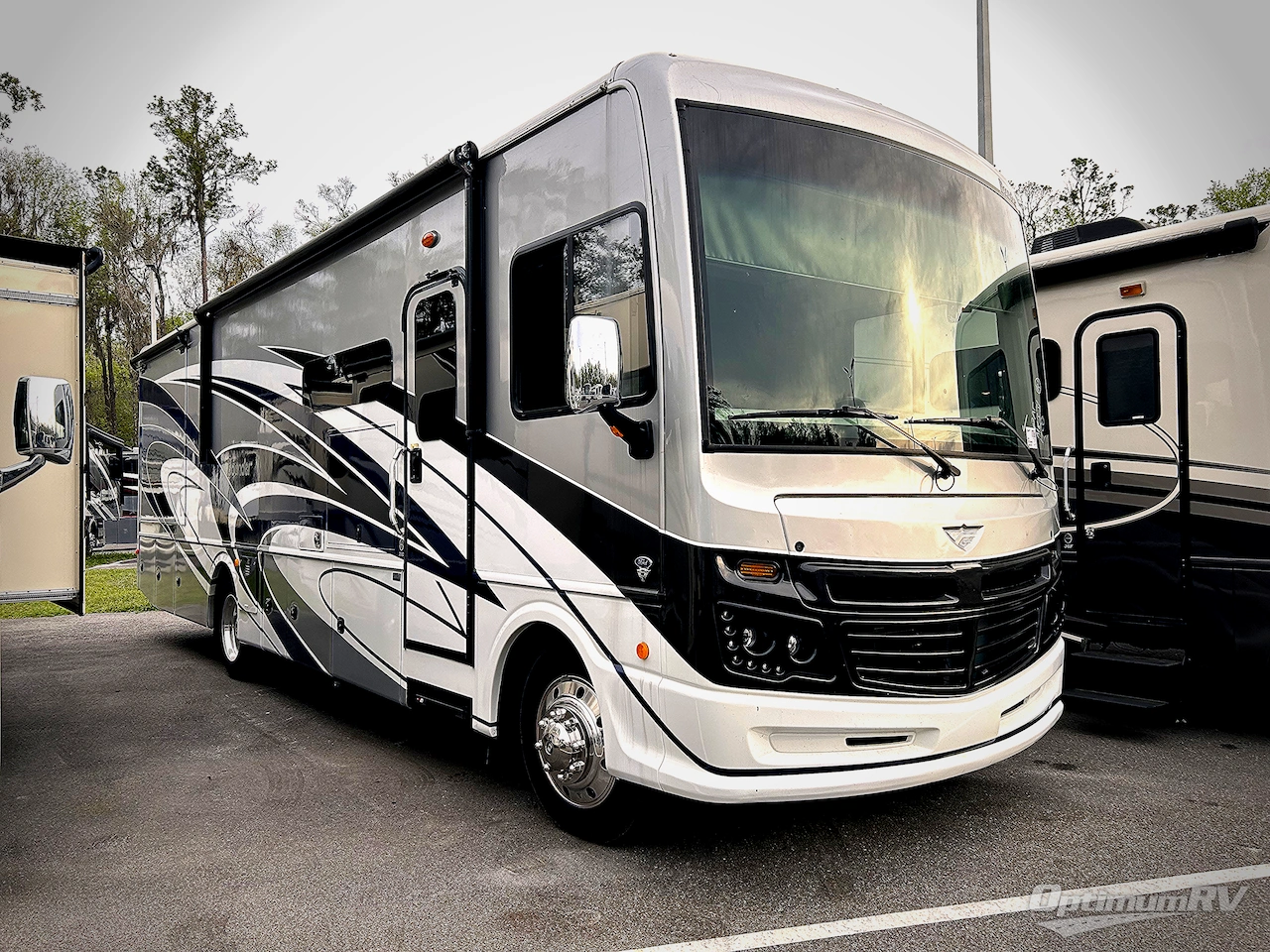 2022 Fleetwood Bounder 33C Photo 1